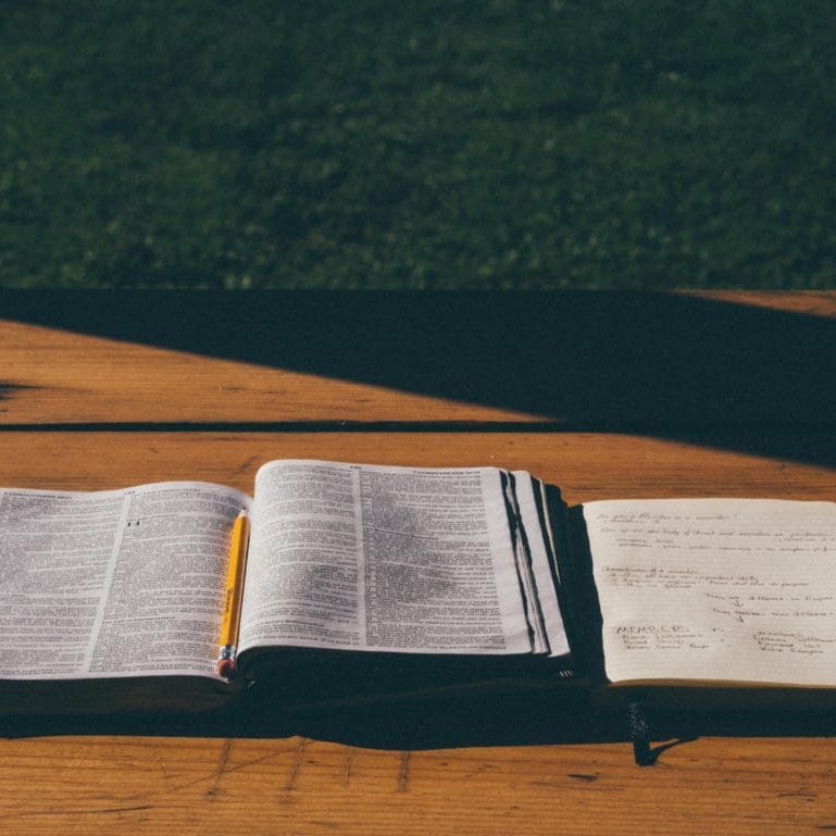 aaron-burden-Pxm-TUd61vY-unsplash